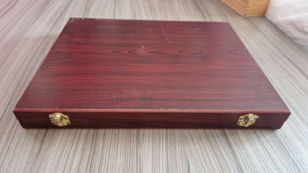 Куфар за рисуване с моливи и акварелни боички