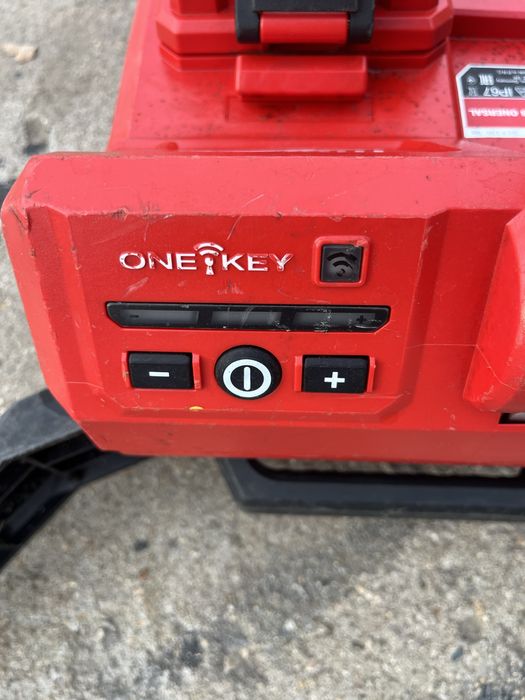 LED прожектор със стойка MILWAUKEE M18 ONERSAL