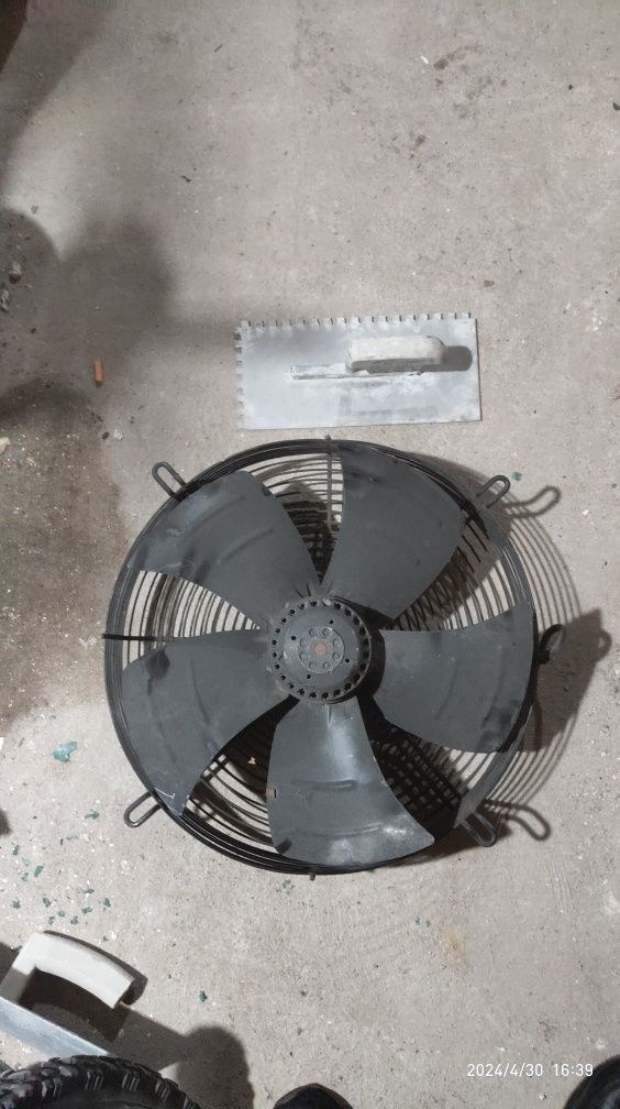 Аксиален промишлен вентилатор FDA-4E-400STM с решетка, диаметър на пер