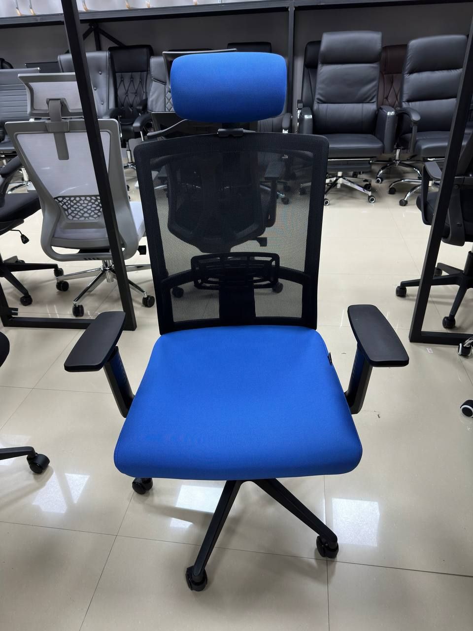 Офисное кресло для персонала компании