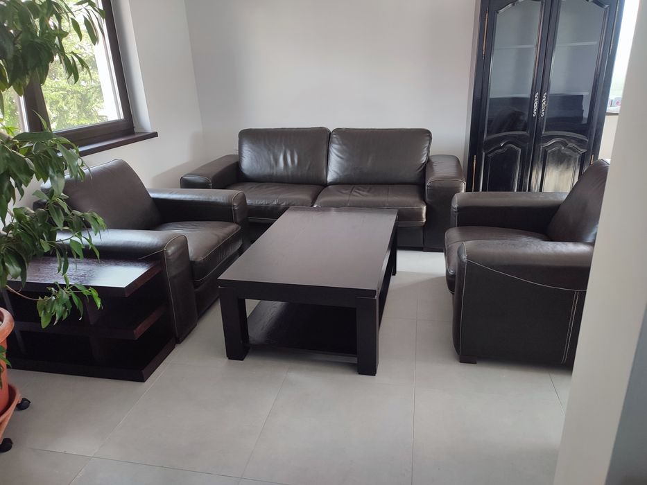 Canapea extensibila și fotolii piele, măsuță cafea dicomoda TV lemn