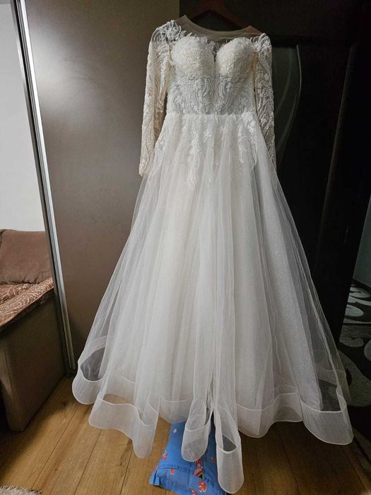 Rochie Miresa cu corset, voal si crinolina