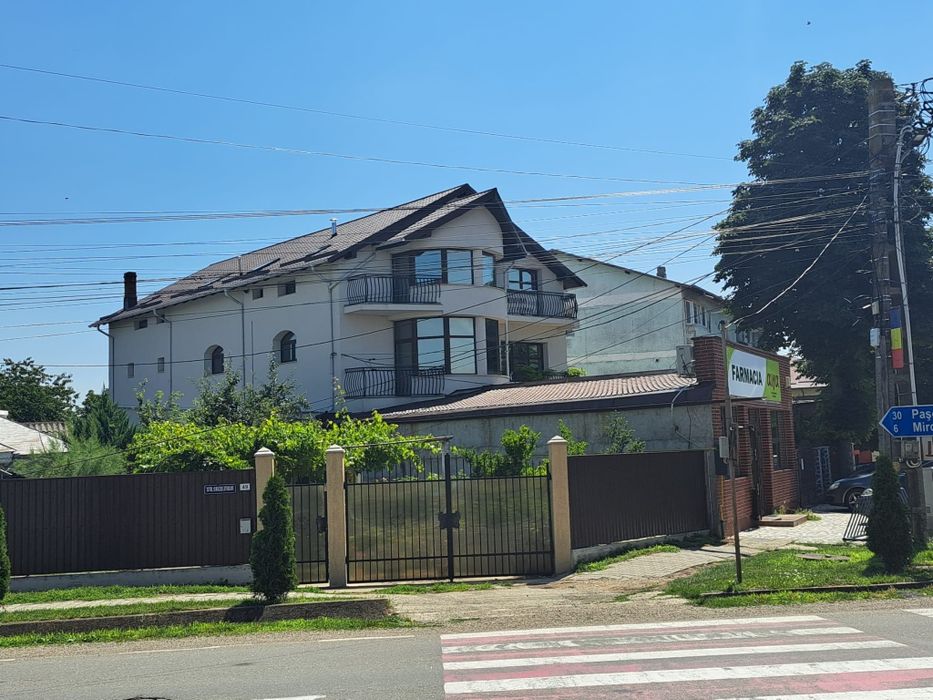 Clădire multifuncțională de vânzare – Săbăoani, zonă ultracentrală