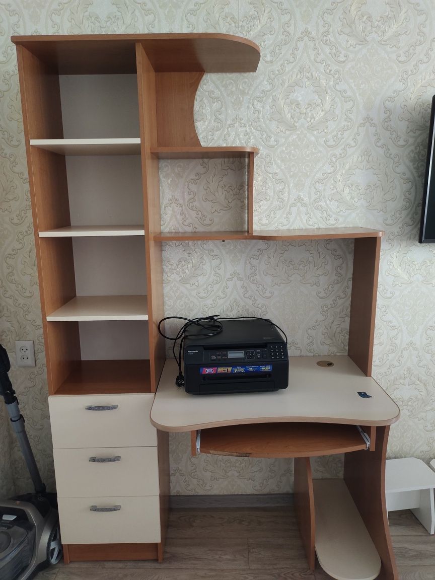 Продам компьютерный стол+ Принтер в подарок
