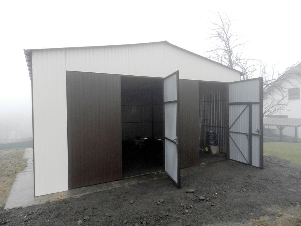 Container tip garaj cu structura metalică din panou izolat  10x7m