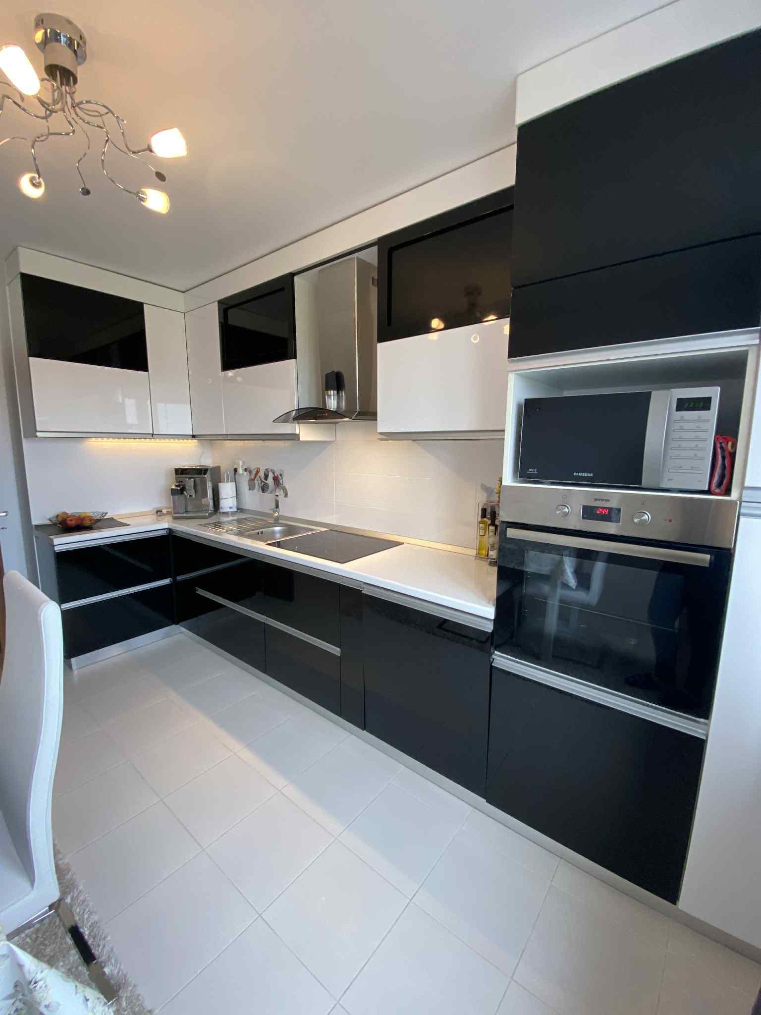 Apartament de închiriat cu 3 camere în zona rezidențială
