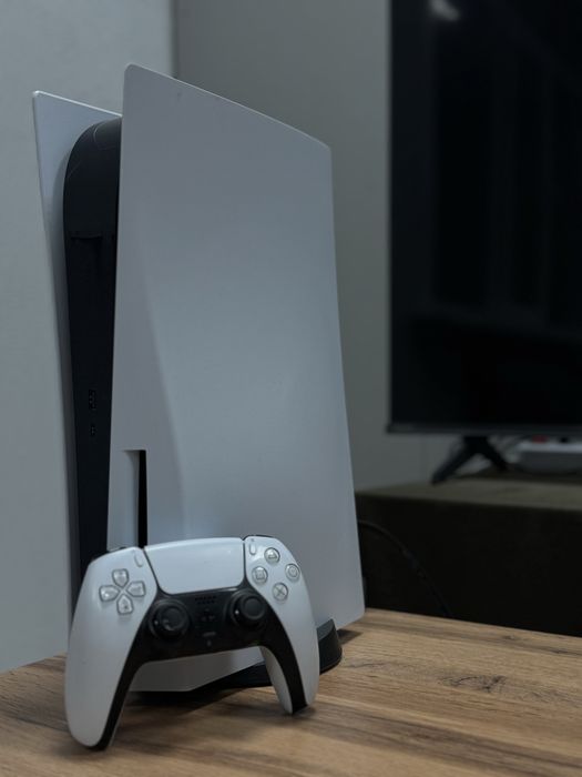 Продам PlayStation 5 с двумя джостиками , в отличном состоянии , 9 игр