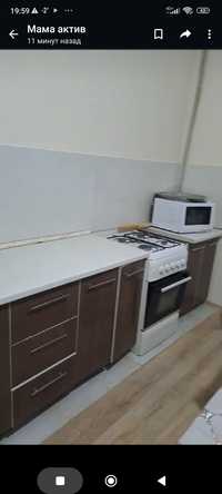 Кухонный гарнитур и газовая плита с духовкой