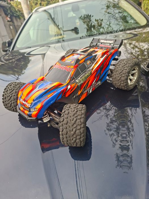 Vând traxxas Rustler 4x4 HEAVY DUTY
