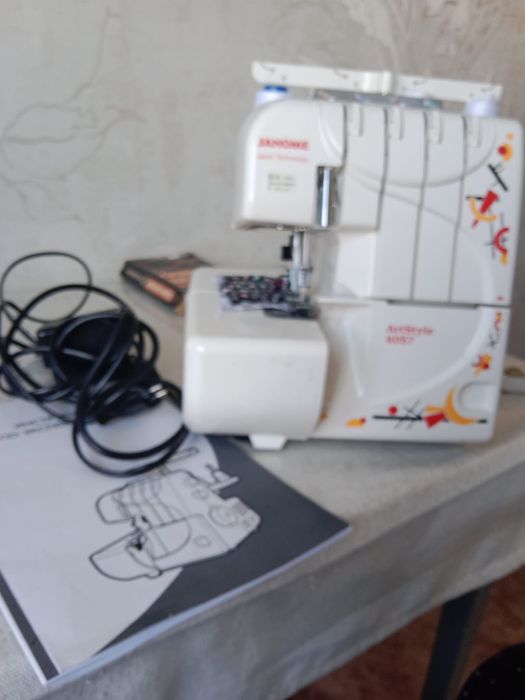 Продам оверлок "Janome"