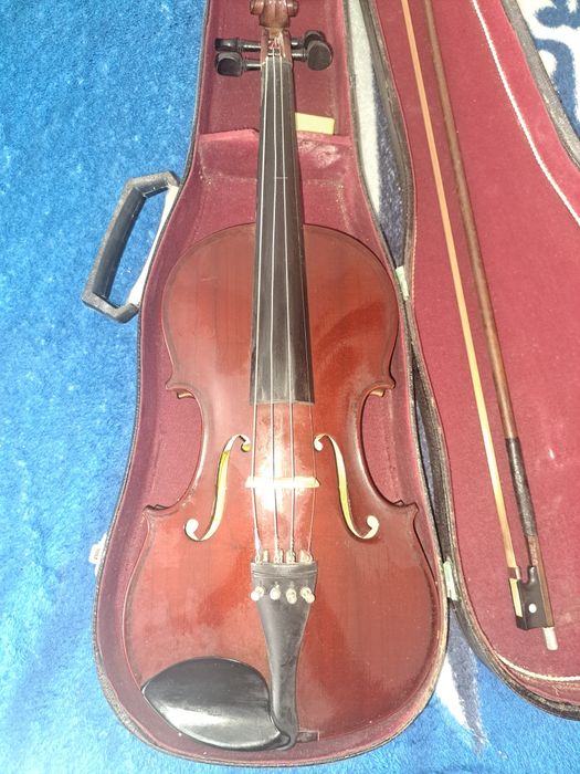 De vânzare  vioara din 1977