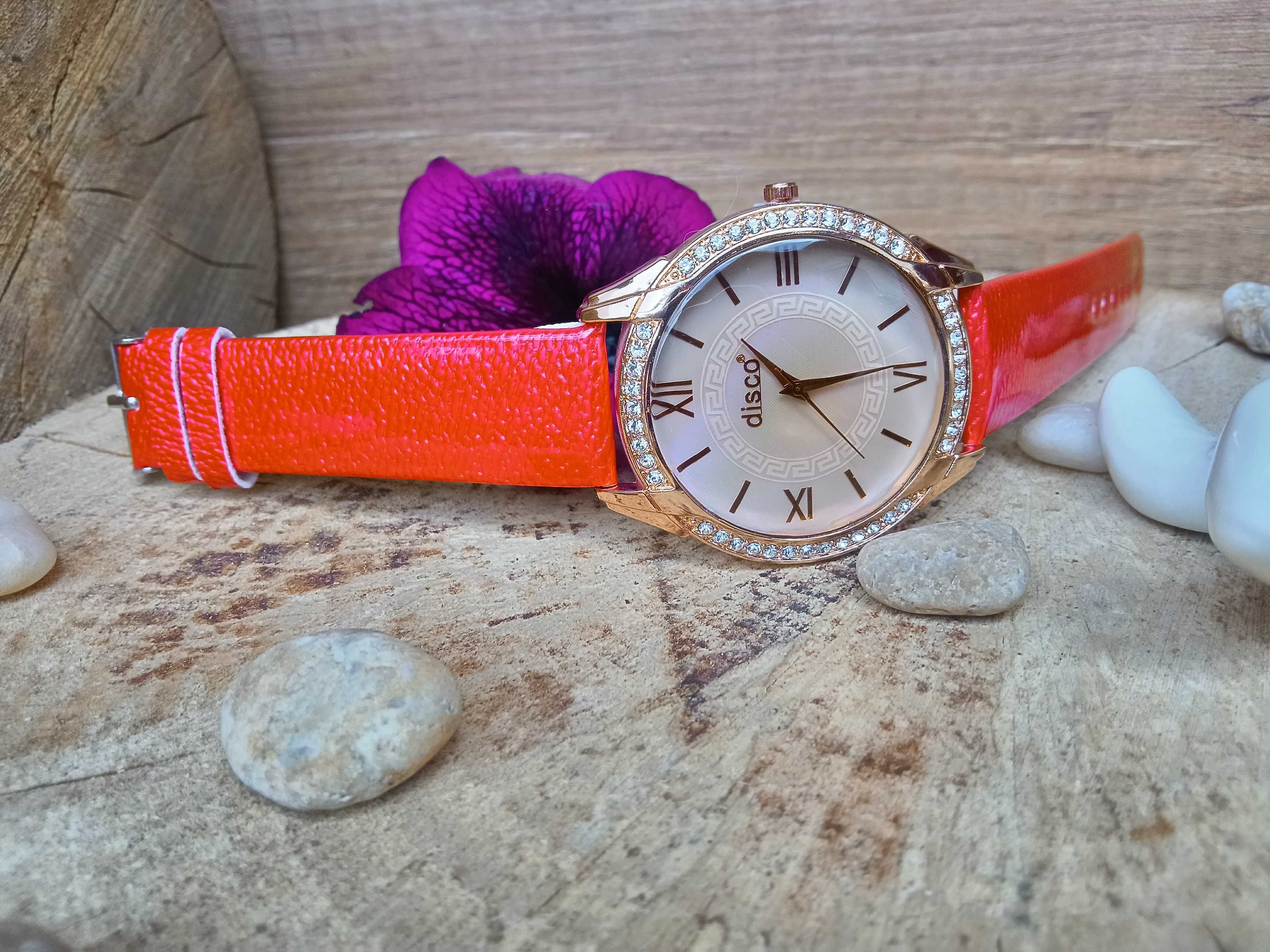 Дамски часовник нежна визия, интересен дизайн с цветни листа