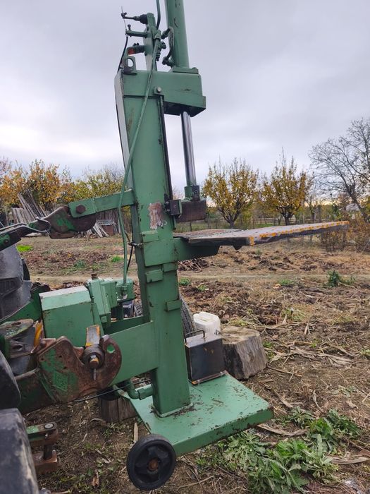 Crapator lemne la tractor