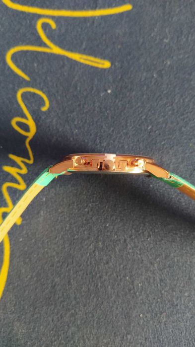 Vand Ceas de culoare VERDE nou cu blocare cheita de pornire