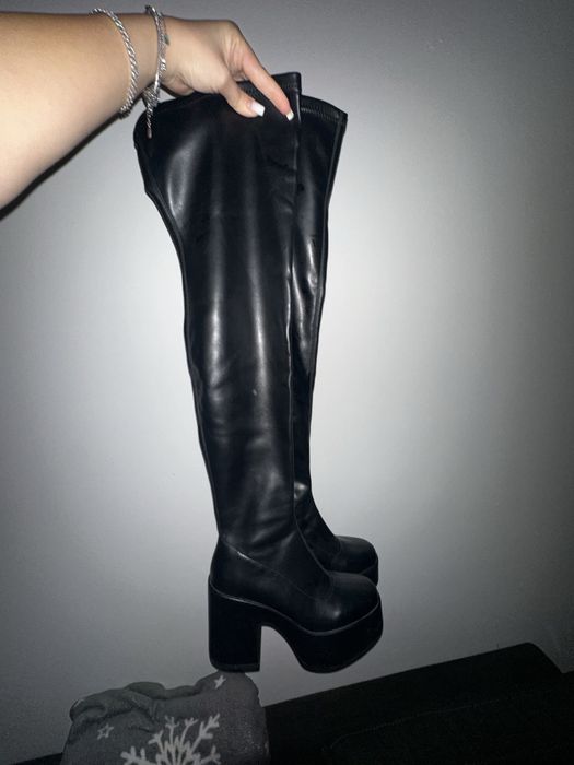 Високи ботуши над коляно