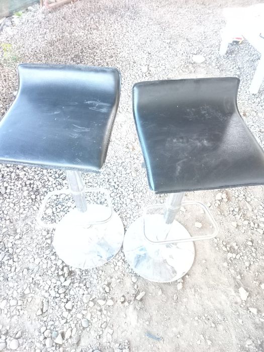 Masă rotundă cu scaune