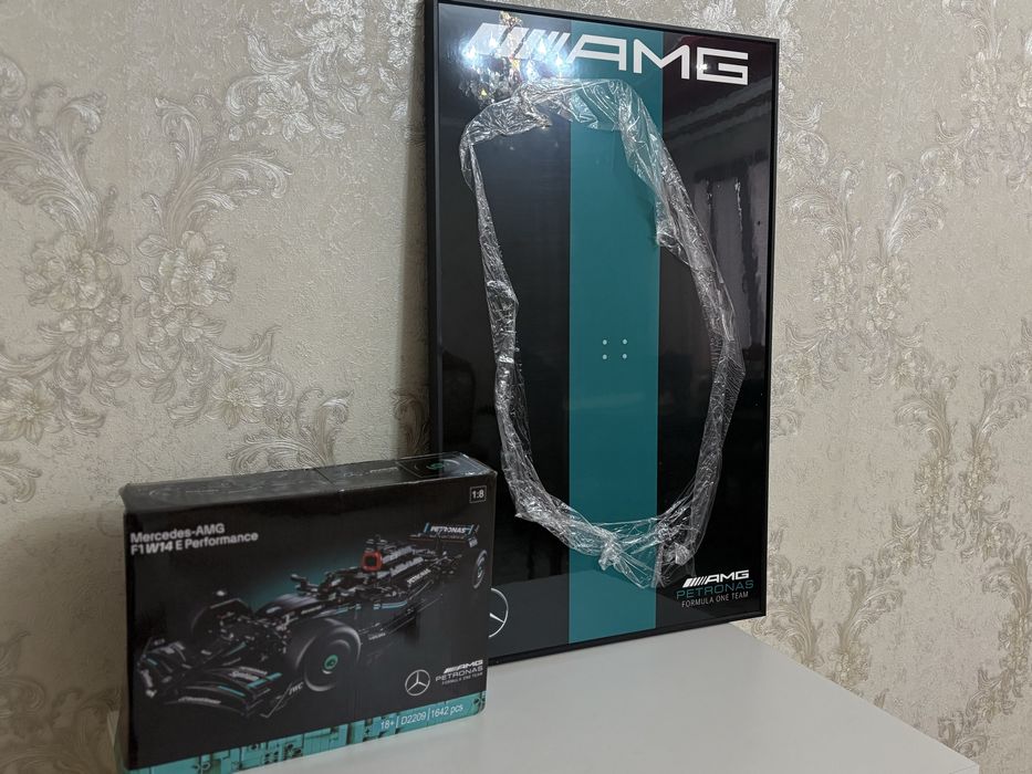 Mercedes F1 w14 лего с постером