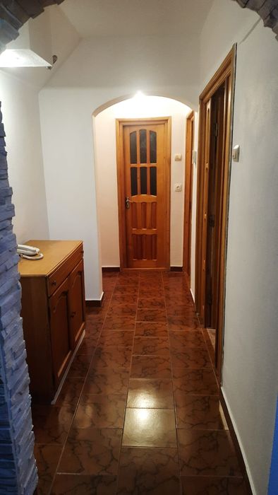 Închiriez apartament 3 camere