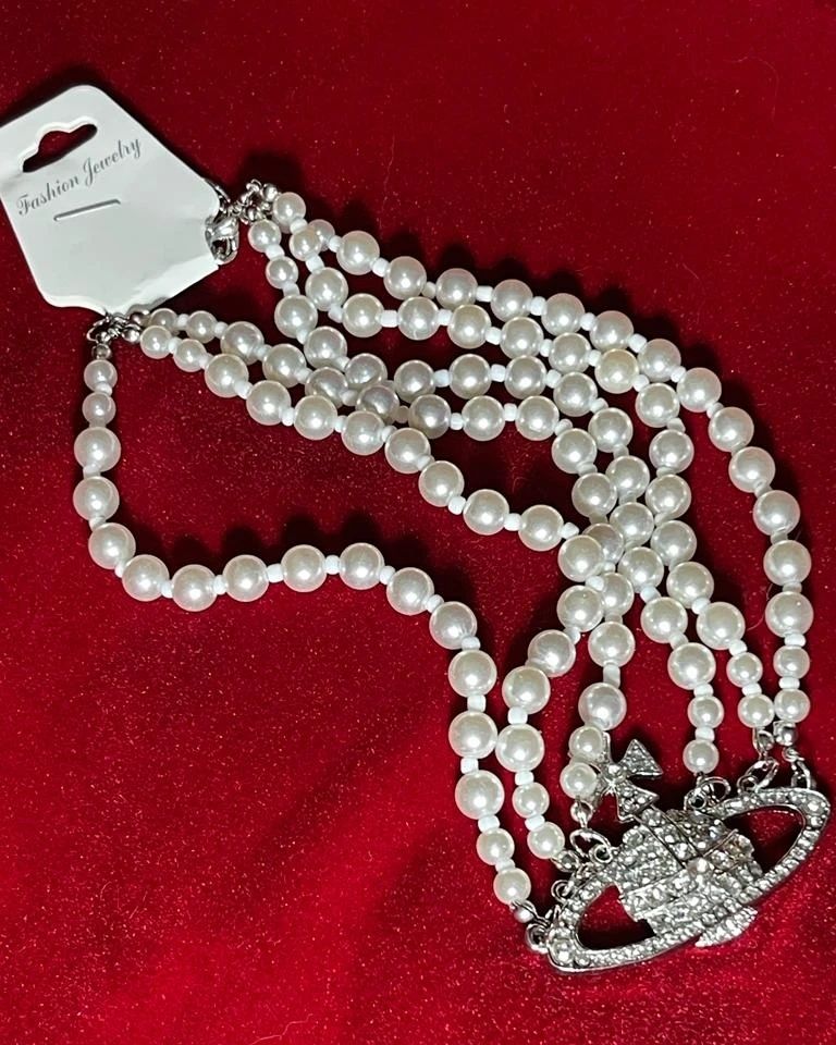 ожерелье качественное,белого цвета