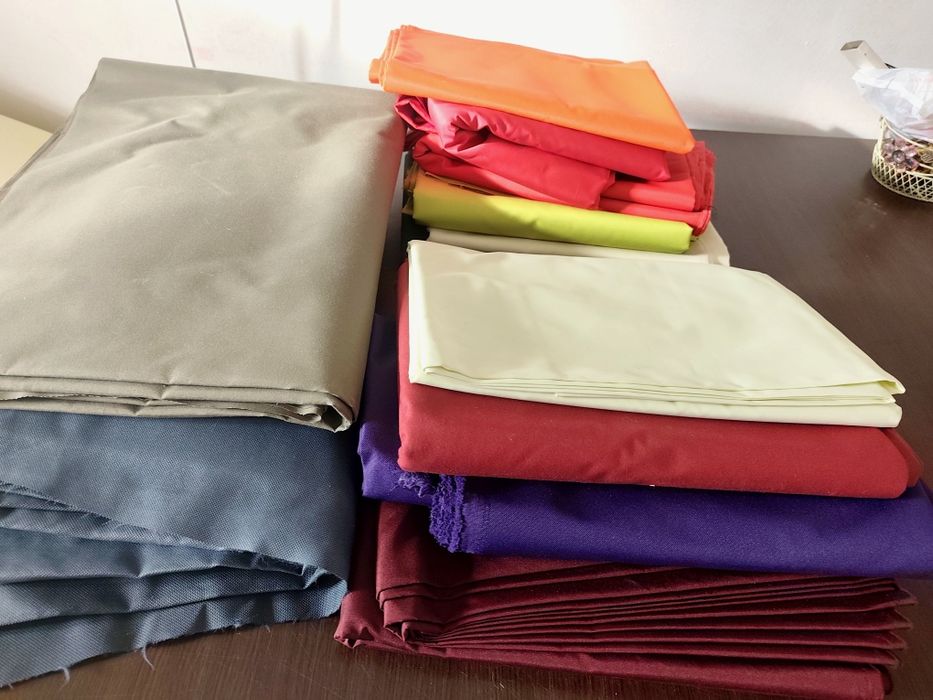 Vând cupoane de material impermeabil