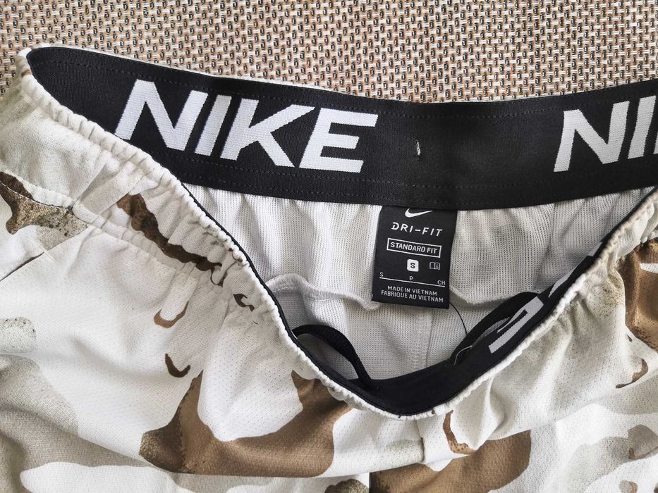 Камуфлажни къси панталони NIKE