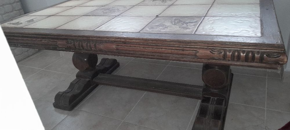 Măsuță  din lemn masiv sculptată