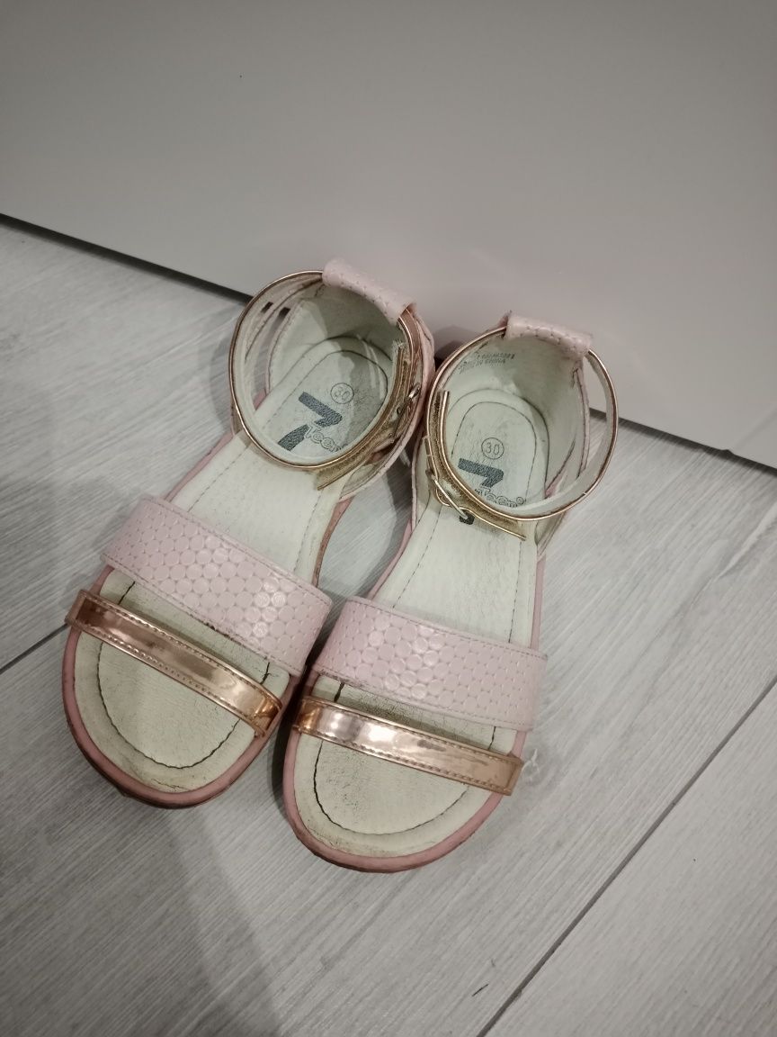 Продам сандали для девочки
