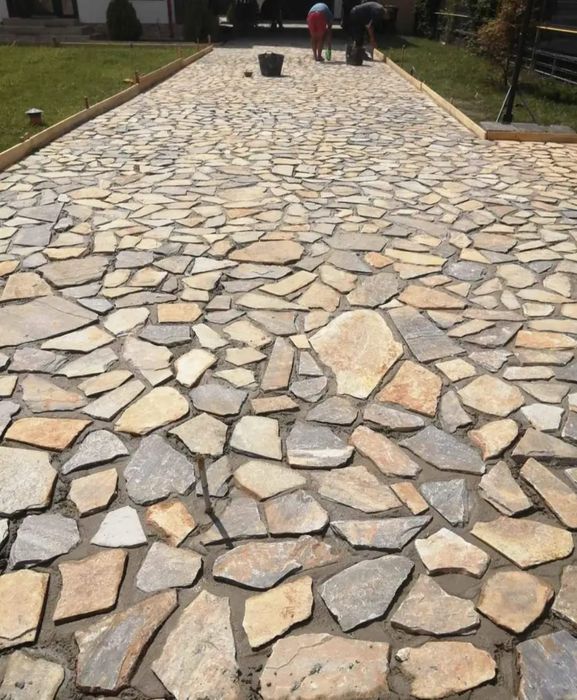 Vindem piatră și montam.