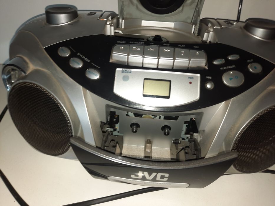 Радиокасетофон с компакт диск JVC модел RC-EX10S