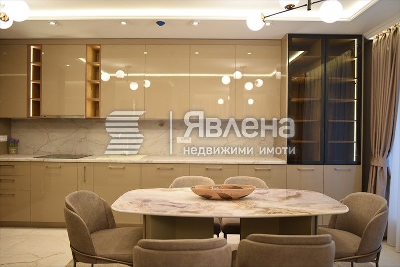 Луксозен тристаен апартамент