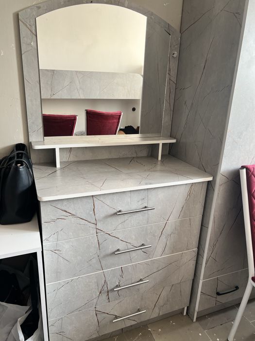 Шкаф с зеркалом