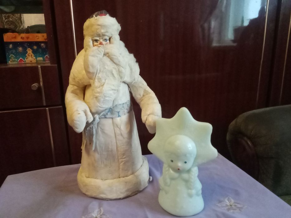 На ёлку Дед Мороз и снегурочка СССР.