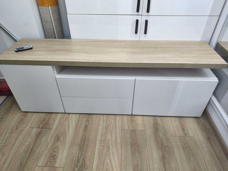 Vând comoda in stare foarte buna