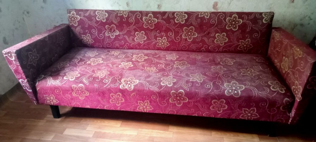 Срочно продам б/у два кресла и диван