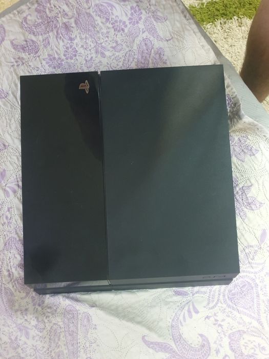 Продам ps4  срочно недорого