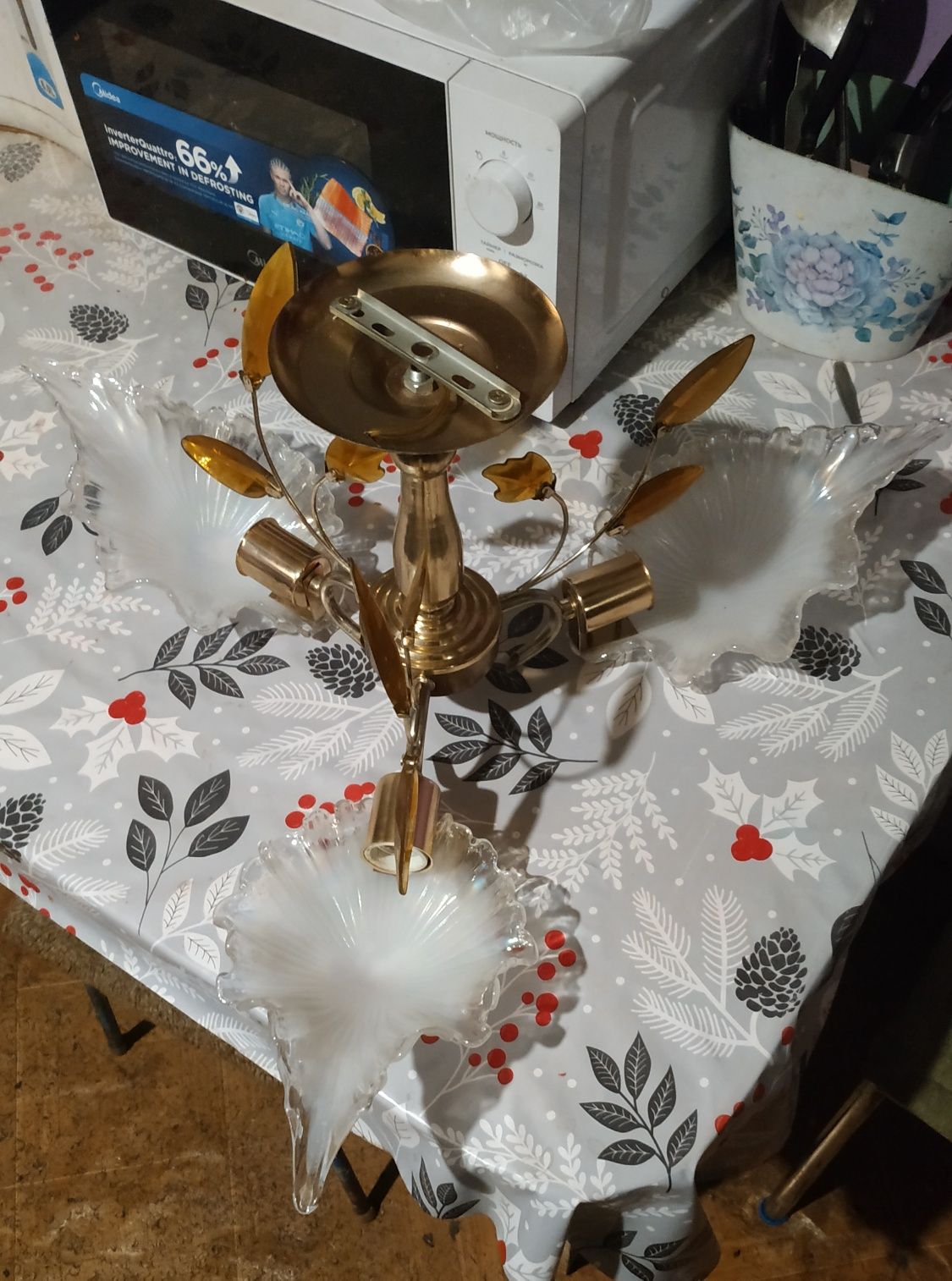 Продам люстру трёх рожковую