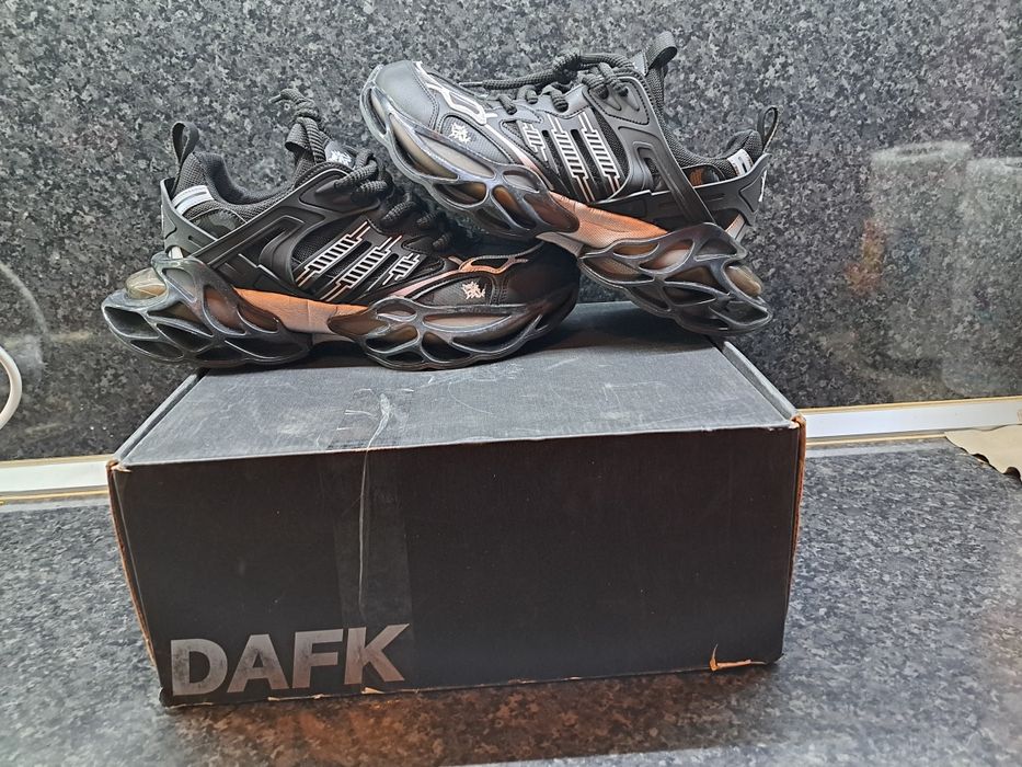 Продавам тези чисто нови мъжки маратонки закупени от Германия оригинал