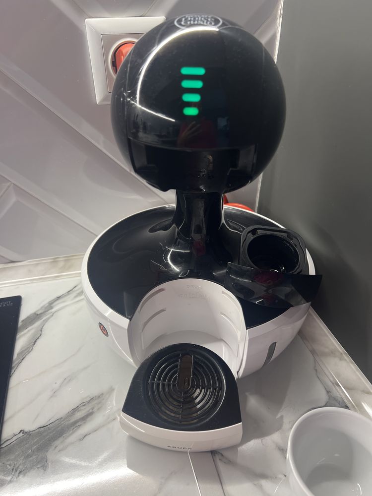 Кафе машина Dolce Gusto автоматична с капсули