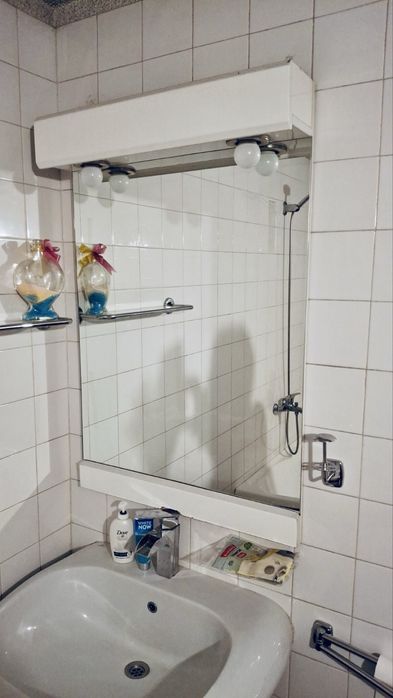 Керамична голяма бяла мивка със смесител и сифон и огледало за баня