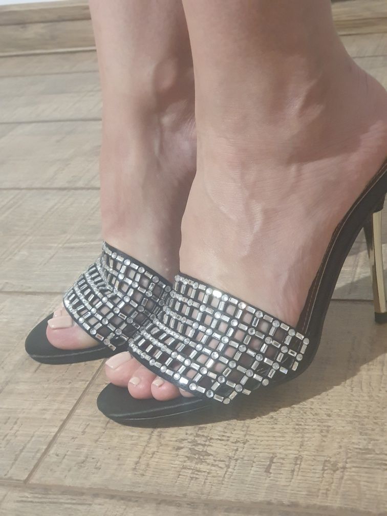 Sandalele  elegante Guess