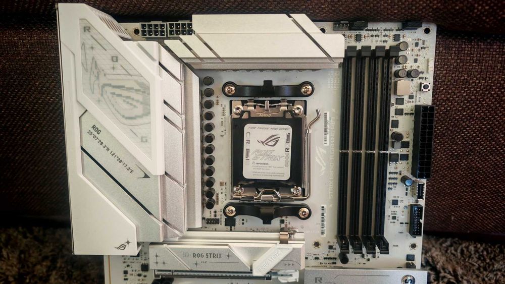 ASUS ROG Strix B850-A WIFI + НОВ RYZEN 7 9800X3D 8-Core AM5