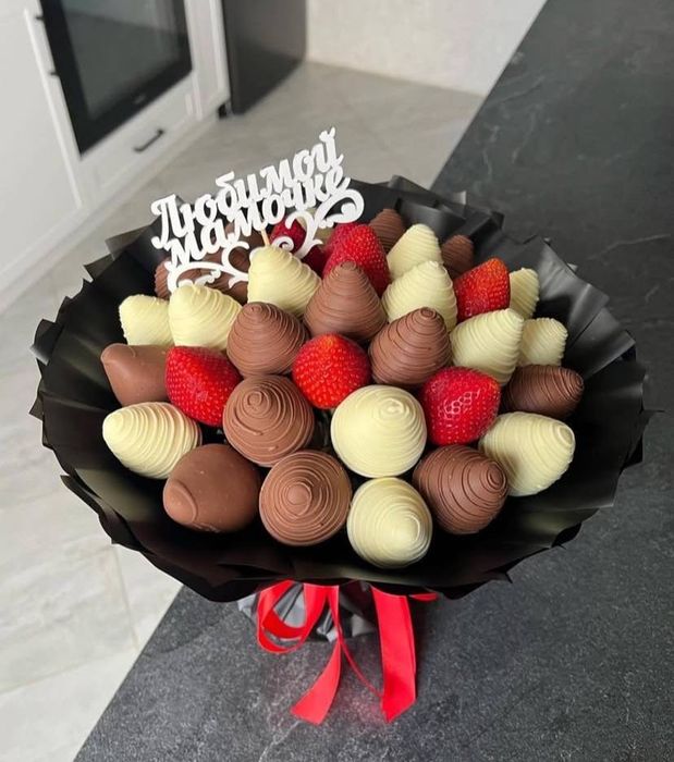 Клубника в шоколаде, букеты из клубники, подарки