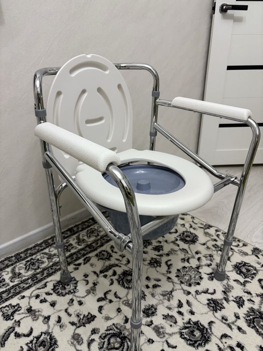 Кресло-туалет. Использовалось пару раз! Состояние новое!