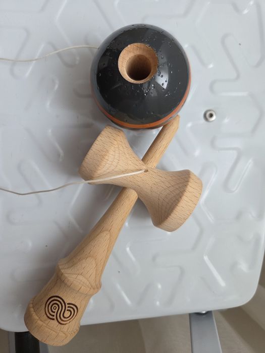 Kendama, Kaizen 1.0, 3 dungi, culoare cărbune cu dungi portocalii, 178