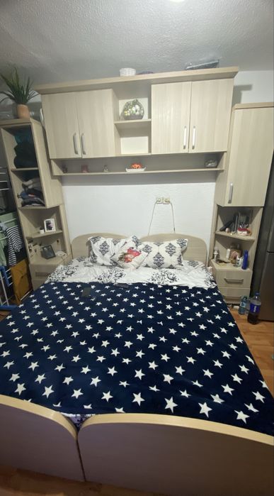 Vand mobila cu pat din lemn masiv