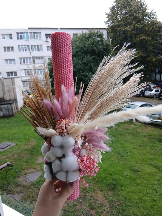 Lumanare de botez lucrata manual din ceara de albine tip fagure.