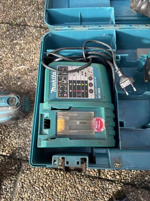 Vand set Makita 18v  stare f buna cu doua bateri plus .