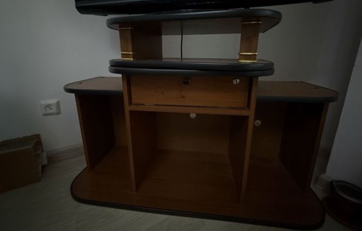 продам тумбу под телевизор