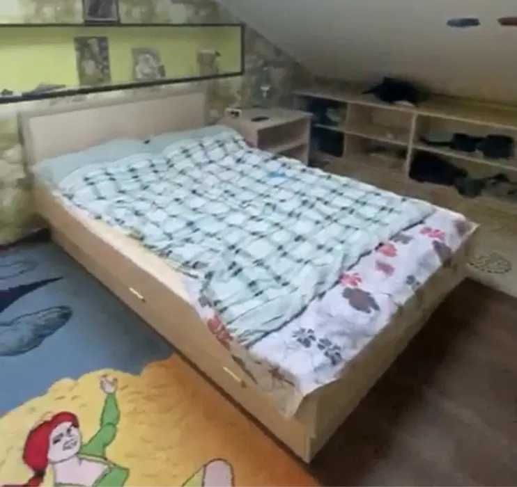 кровать б/у с матрасом в отличном состояние