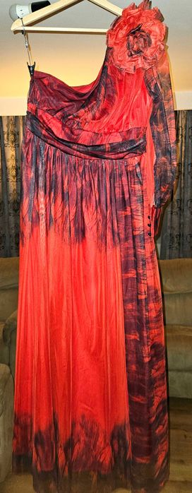 Rochie eleganta lunga, crapatura pe picior, negru cu rosu